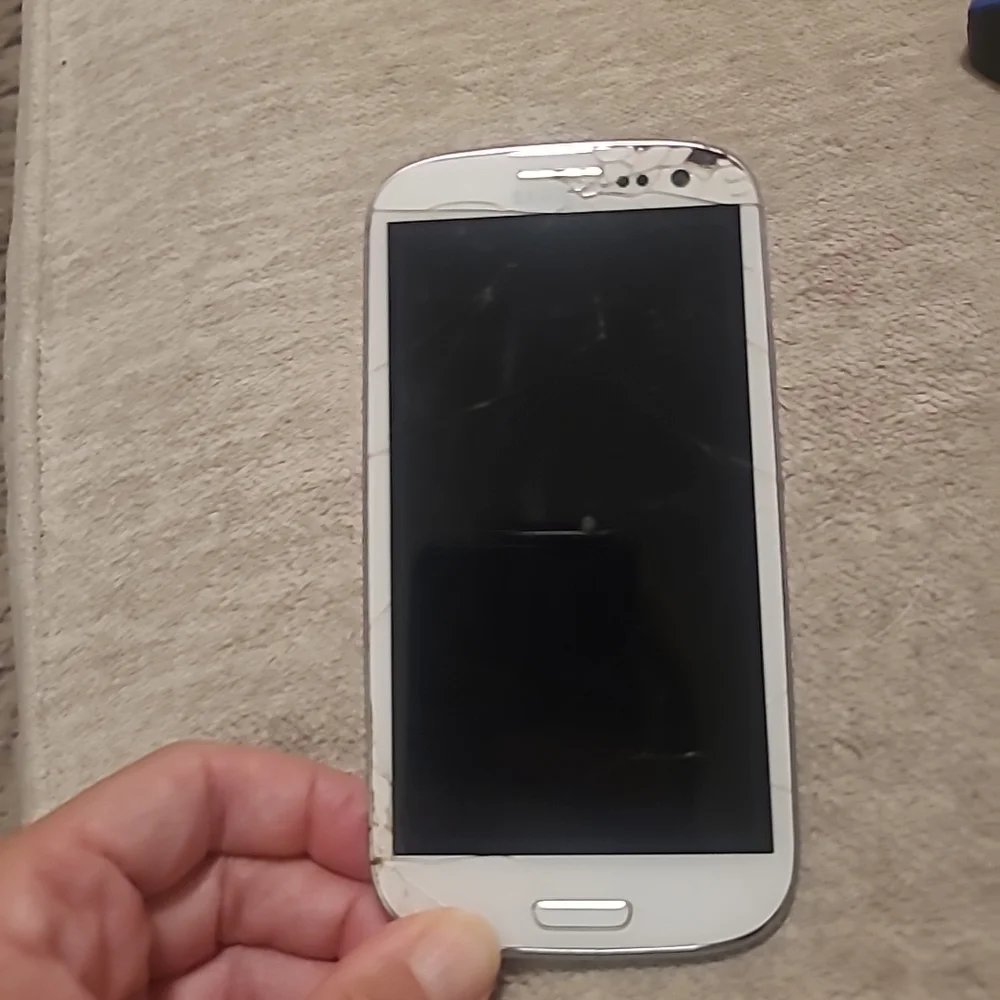 Samsung White Smartphone Does Not Turn On And Screen Is Cracked